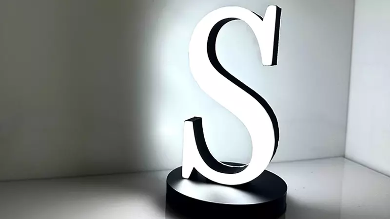 Illuminating the small space, desktop light boxes have become the new favorite in retail and atmosphere creation
